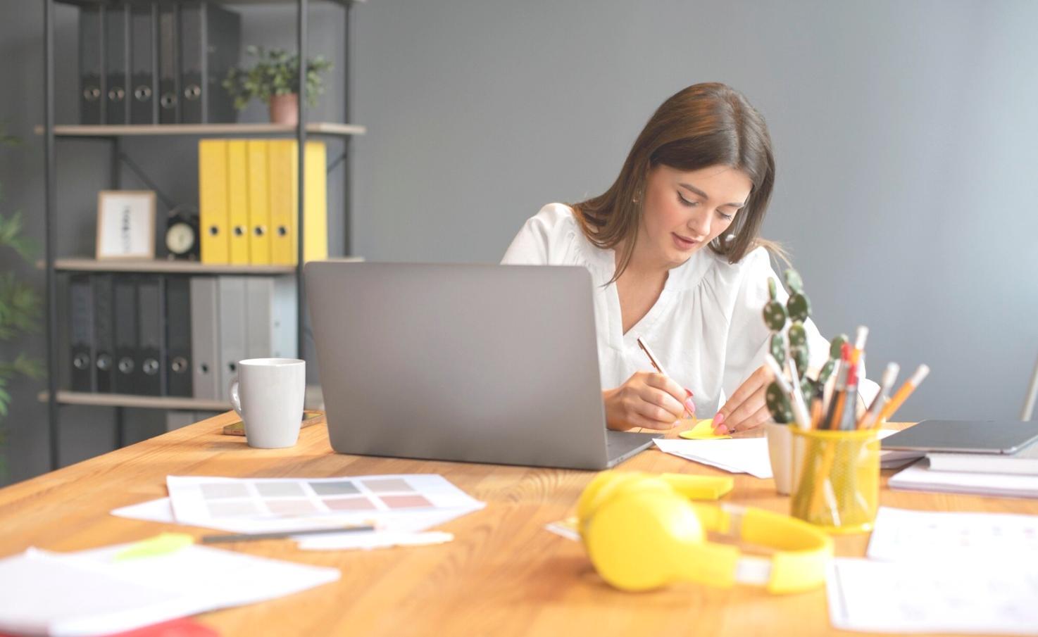 Personne analysant des documents financiers dans un cadre professionnel