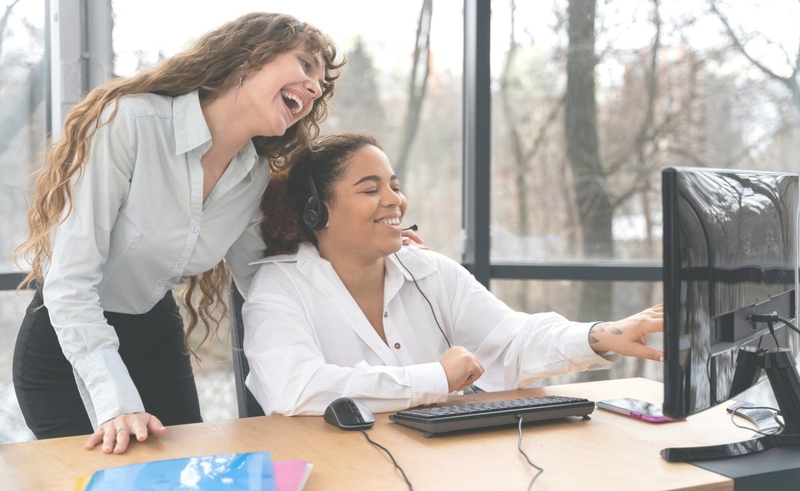 Jeune professionnel travaillant sur sa planification financière