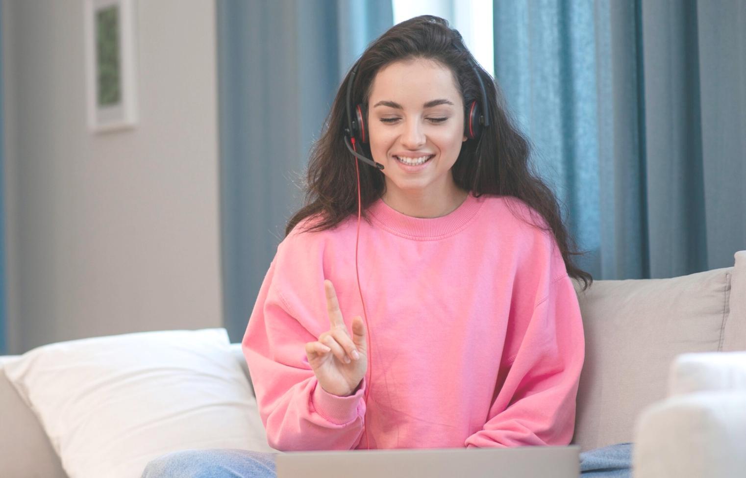 Espace de travail organisé avec matériel pédagogique financier